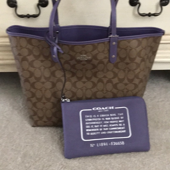 Coach Handbags - 🍀sale.NWT coach reversible tote .with wristlet
